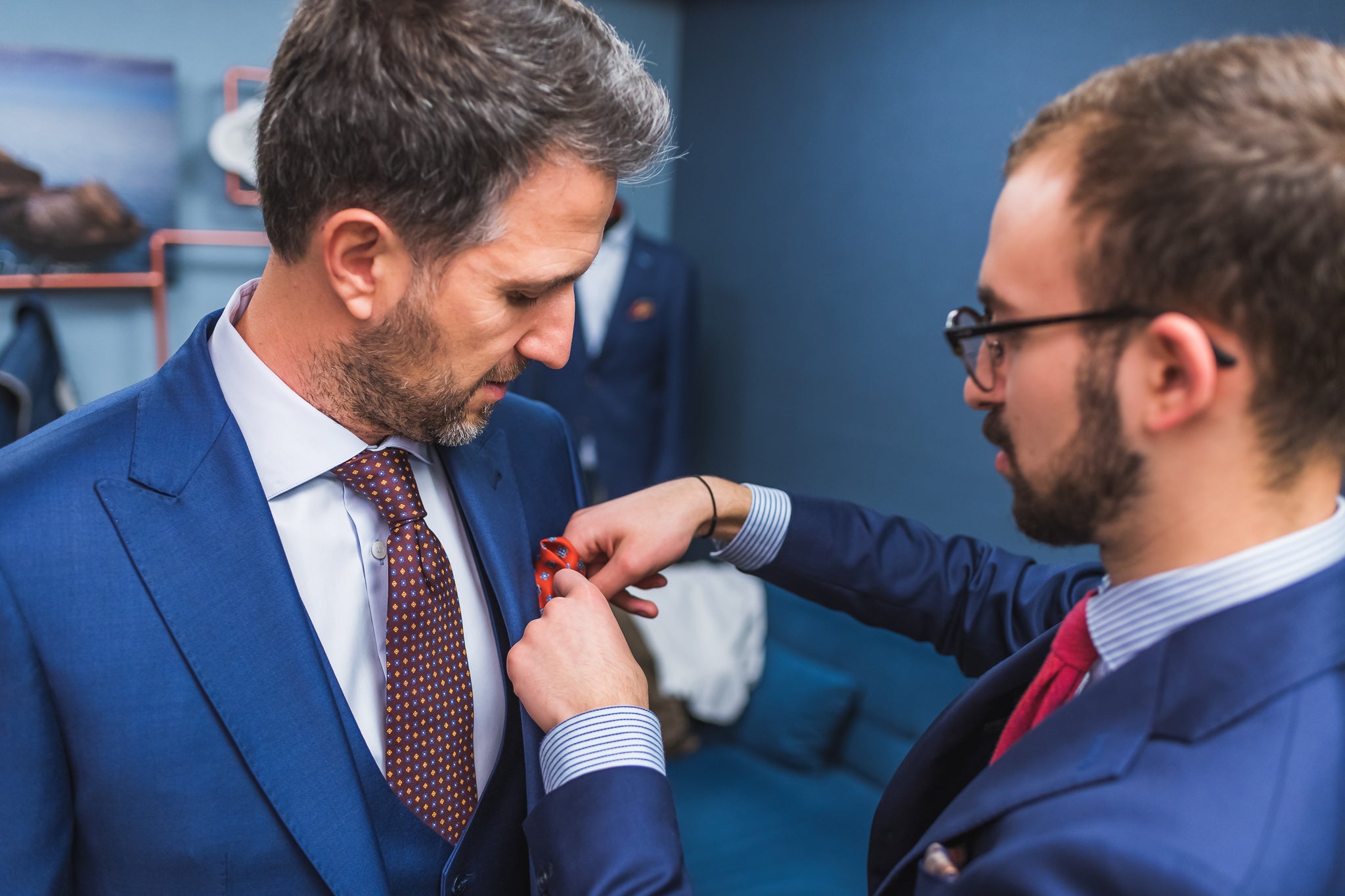 Costumul Bleumarin: Piesa Esențială pentru Garderoba Oricărui Bărbat